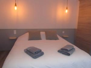 Un pat sau paturi într-o cameră la Hôtel Restaurant le Saint Marc