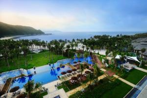 Výhled na bazén z ubytování Sanya LUHUITOU Resort & Spa nebo okolí