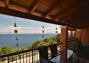 una vista sull'oceano dal balcone di una casa di Villa Marianna a Benitses