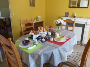mesa de comedor con mantel en Riverside Bed and Breakfast, en Huelgoat