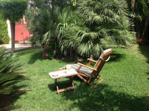 シラクーサにあるCasa vacanzeの芝生の上に座る椅子