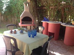 シラクーサにあるCasa vacanzeのテーブルクロスとピザオーブン