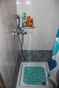 レティムノ・タウンにあるCozy Studioのバスルーム(緑色のシャワーマット付きのシャワー付)