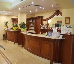 un magasin avec un grand comptoir en bois dans une pièce dans l'établissement Hotel Corallo, à Francavilla al Mare