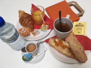 Možnosti raňajok pre hostí v ubytovaní Hôtel de la Mare