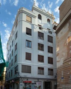 バレンシアにあるTTdSSa VLC Purísima Streetの白い建物
