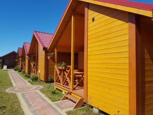 a row of tiny homes in a row at Domki Magnolia in Rusinowo