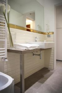 La salle de bains est pourvue d'un lavabo et d'un miroir. dans l'établissement Affittacamere Bellavista, à La Spezia