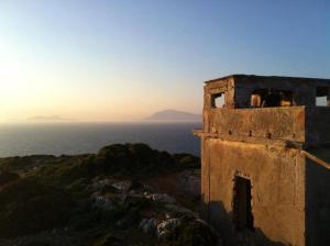 een oud gebouw bovenop een heuvel naast de oceaan bij Arki Island-Katsavidis in Arkoi