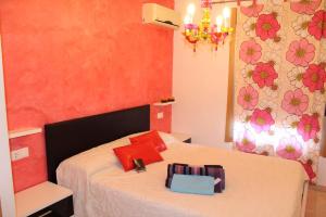 a bedroom with a bed with a bag on it at Residencial Algaida in Oropesa del Mar