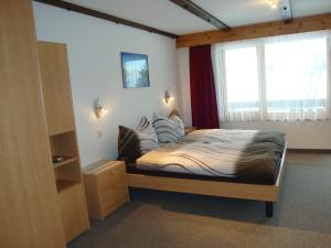 サース・アルマゲルにあるAzurのベッドルーム1室(ベッド1台、大きな窓付)