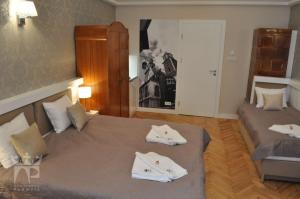 Łóżko lub łóżka w pokoju w obiekcie Apartamenty Podwale