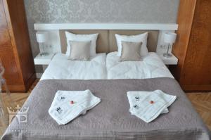 Łóżko lub łóżka w pokoju w obiekcie Apartamenty Podwale