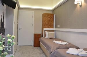 Łóżko lub łóżka w pokoju w obiekcie Apartamenty Podwale