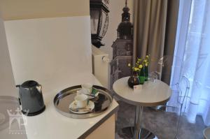 Zestaw do parzenia kawy i herbaty w obiekcie Apartamenty Podwale