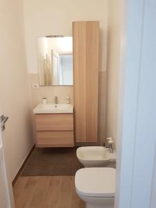 ラ・スペツィアにあるSky Apartmentのバスルーム(洗面台、トイレ、鏡付)