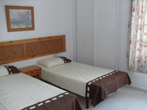 pokój z 2 łóżkami w pokoju w obiekcie Irene Apartment w Puerto del Carmen