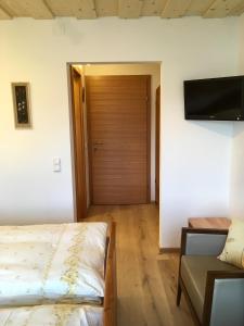 Uma televisão e/ou sistema de entretenimento em Haus Lisa