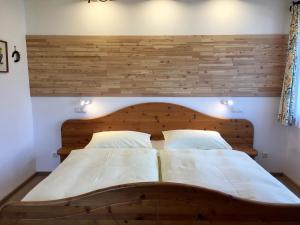 Uma cama ou camas num quarto em Haus Lisa