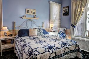 1 dormitorio con 1 cama con pared azul en Barrister's Bed & Breakfast, en Seneca Falls