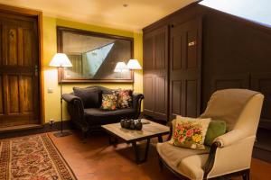 a living room with two chairs and a table at Le Jardin d'Emile in Cassis