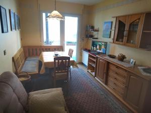 a living room with a table and a kitchen at FeWo Ingrid Trossen in Ürzig