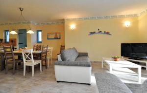 Televízia a/alebo spoločenská miestnosť v ubytovaní Wellness & Spa Villa Spirini Dvori