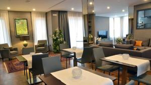 een restaurant met tafels en stoelen en een bank bij Borea Luxury B&B in Pescara