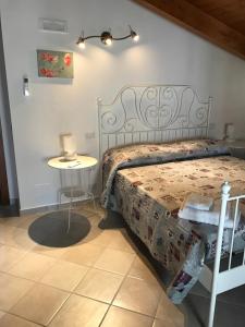 sypialnia z łóżkiem i małym stołem w obiekcie Casa Vacanze Primula palinuri w mieście Futani