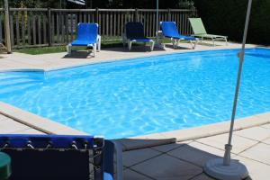 Bazén v ubytování Logis Hotels- Auberge de la Tour - Hôtel et restaurant nebo v jeho okolí
