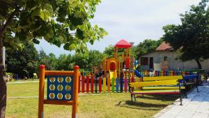 Zona de joacă pentru copii de la Villa Rusto