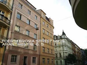 budynek z napisem na boku w obiekcie Holiday Apartments w Karlowych Warach