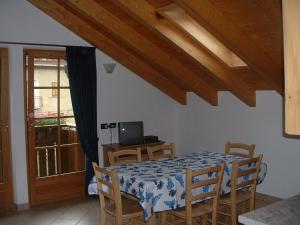a dining room with a table and chairs and a window at Casa Vacanze Sablonera in Bormio