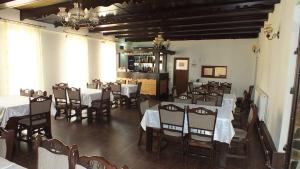 Restaurace v ubytování Pensiune Restaurant la Pogace