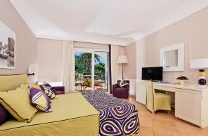 a hotel room with a bed and a desk at Hotel Della Piccola Marina in Capri