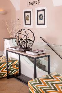 a table with a wire basket on top of it at Hotel Della Piccola Marina in Capri