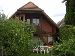 ein Haus mit einem Balkon mit Tischen und Stühlen in der Unterkunft Gite-Annie in Hunawihr