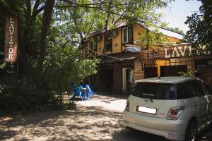 un'auto parcheggiata di fronte a una taverna di Lavitor hotel a Bishkek