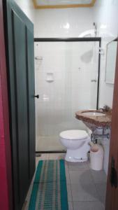 e bagno con servizi igienici, doccia e lavandino. di Pousada Tiradentes a Ouro Preto