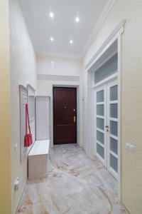 een grote kamer met een hal met een wastafel en een deur bij Vip Apartment in the very center of Odessa with sea view in Odessa