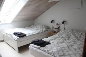 1 dormitorio con 2 camas y toallas. en Skovlide Beautiful Farmhouse en Edslev