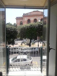 サレルノにあるVerdi's houseの窓から車の景色を望む