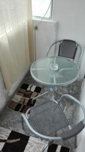 コンスタンツァにあるBobocea Summer Apartmentのガラスのテーブルと椅子