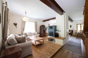 A seating area at Waldhaus Ahornau Chalet