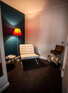 Un pat sau paturi într-o cameră la Hotel In't Holt 1654 Grand Café & Logement