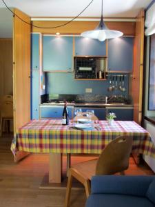 una cocina con una mesa con un mantel a cuadros. en Il Piccolo Residence en Gressoney-la-Trinité