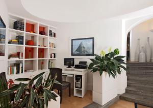 a room with a desk with a computer and a plant at Hotel Della Piccola Marina in Capri