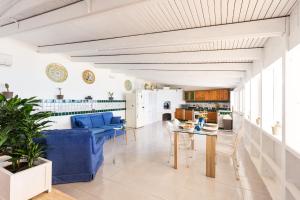 - un salon avec un canapé bleu et une table dans l'établissement Vero Sicily - Villa San Giorgio, à Cinisi