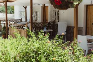 een patio met stoelen, planten en bloemen bij Apartamentos Casa Torres - Adults Only in Albir