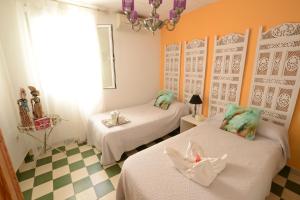 Tempat tidur dalam kamar di Hostal La Fonda Grupo Terra de Mar, alojamientos con encanto
